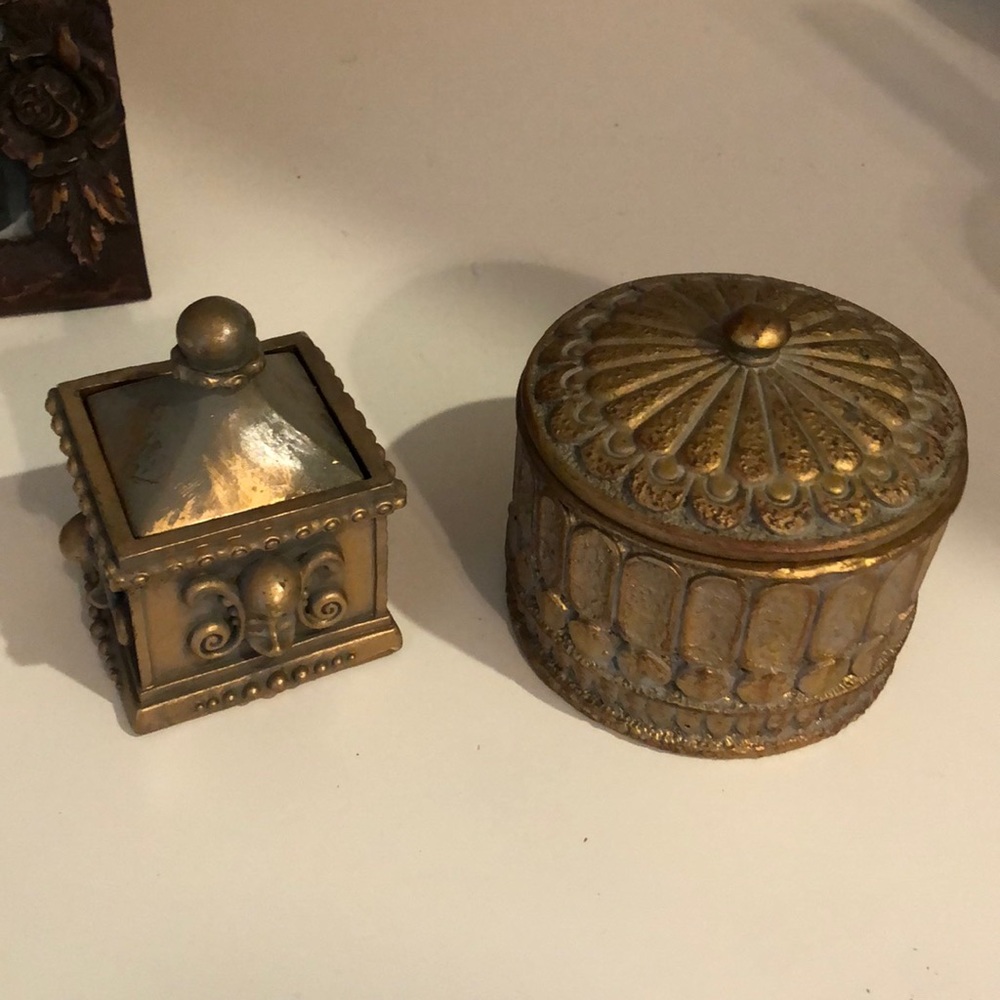 2 decorative bowls w/ lids